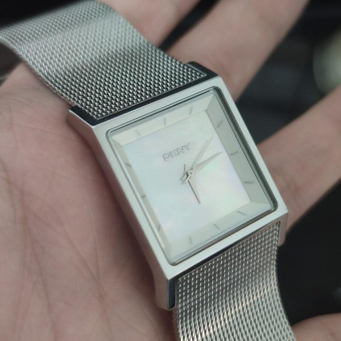 Jam tangan DKNY, jam perempuan antik kuno