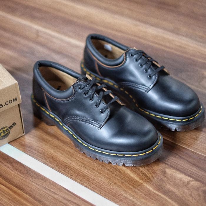 Dr martens 8053 saxon black vintage smooth, army sole