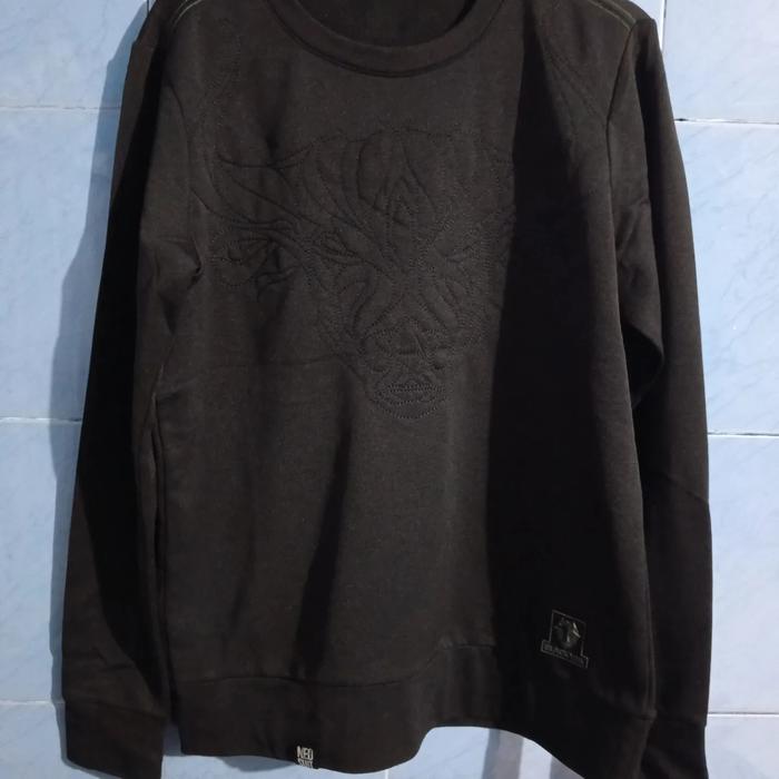 crewneck black yak