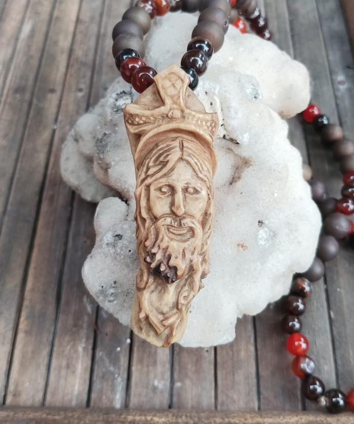 Liontin Tanduk Rusa Ukir Sosok Saint Plus Kalung Bulir Kayu & Kalsedon