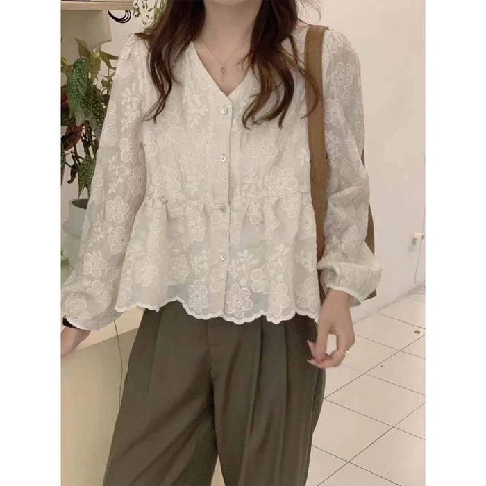 Blouse Renda Putih Wanita Julia Korean Style Motif Bunga Muslim