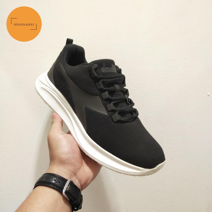 SEPATU PRIA TERBARU DIADORA ORIGINAL SPORTS KRISTAL HITAM-PUTIH KEREN