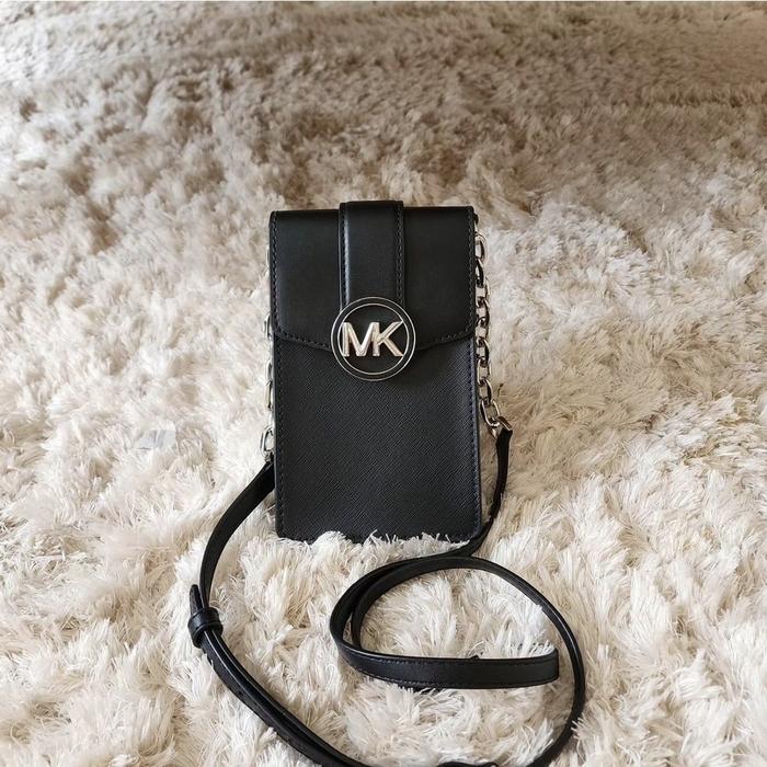 tas wanita mk carmen small ns phone crossbody black shw ej