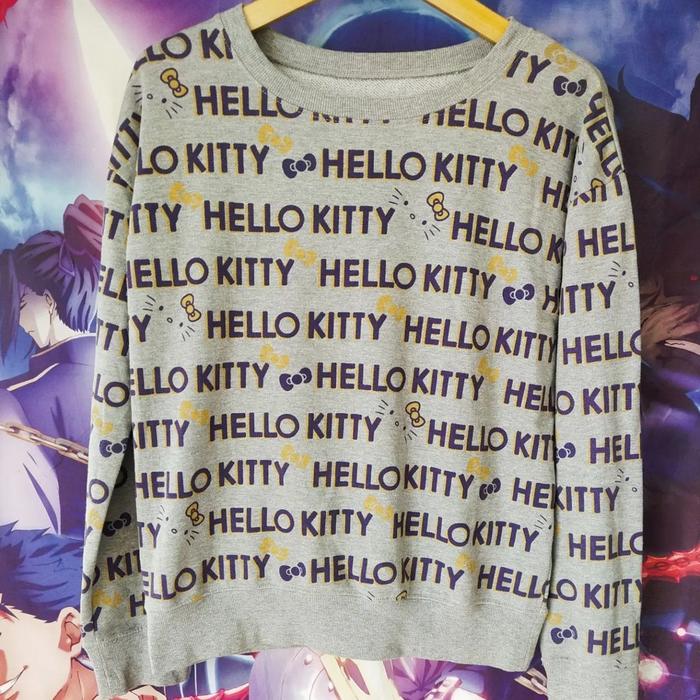 Hello Kitty Spellout Grey AOP Sweater Crewneck Original Second Cewek