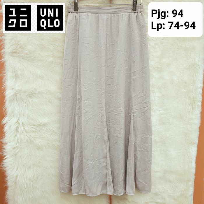 UNIQLO* Rok Skirt Satin Shiny Wanita