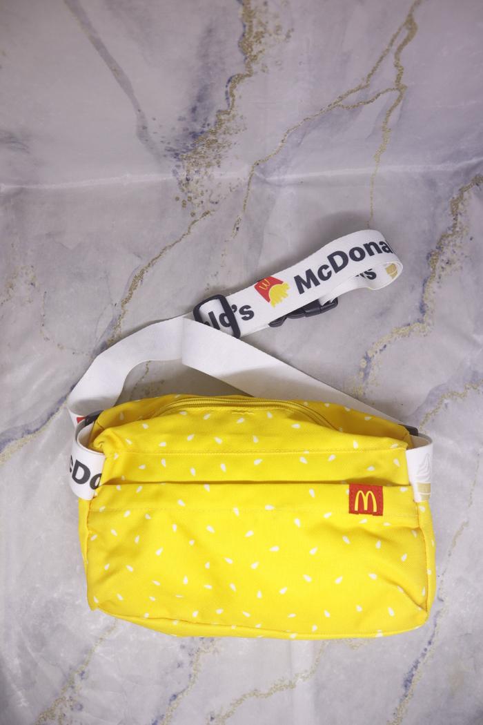 tas pinggang selempang Mcdonald kuning motif biji wijen