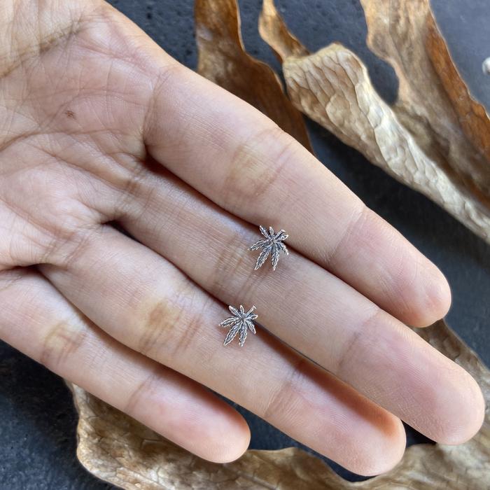 Anting wanita model daun cannabis
