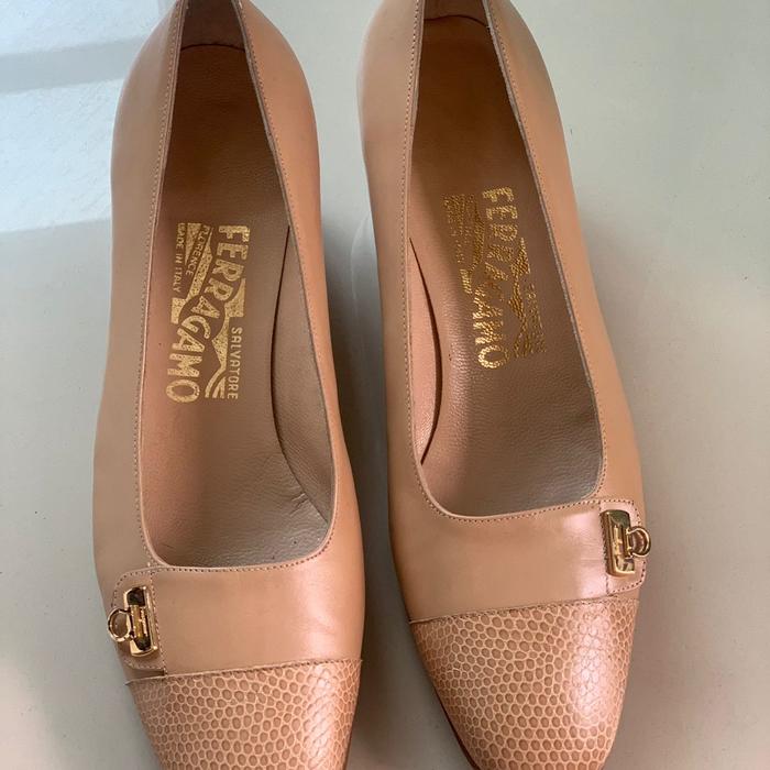 sepatu ferragamo wanita
