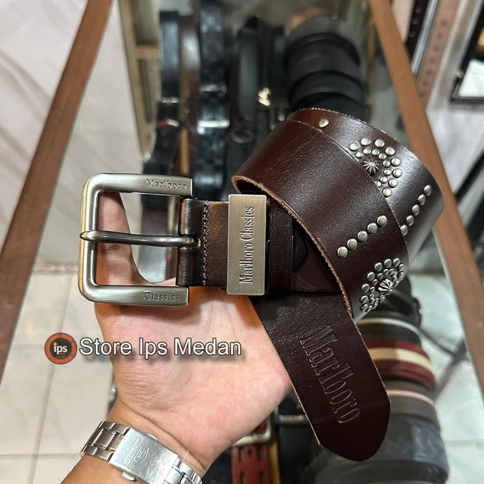 Sabuk studded kulit