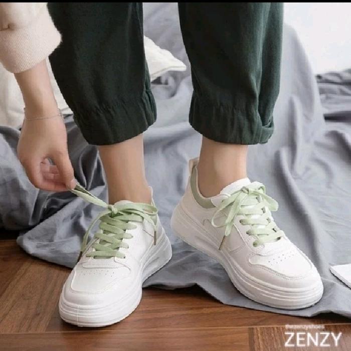 Sepatu Sneakers Wanita - Sepatu Jalan-Jalan -