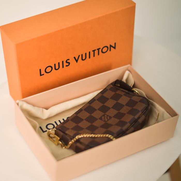 BNIB LV Mini Pochette Monogram Size 15.5x10.5x4 cm
