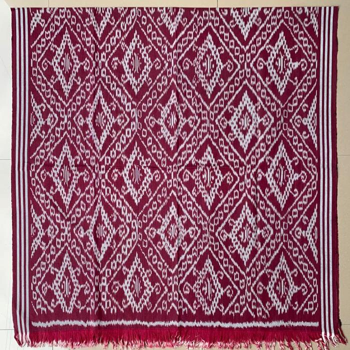 kain tenun toraja maroon