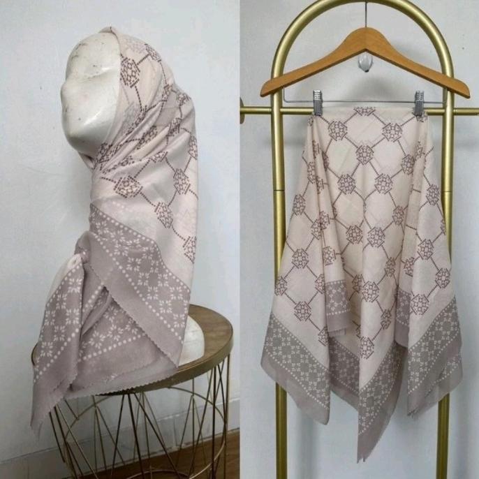 HIJAB SEGI EMPAT VOAL MOTIF LUNN PUTIH TULANG