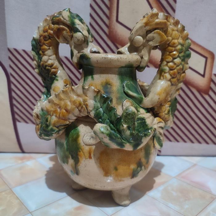 koleksi vas/guci antik motif 2 naga timbul