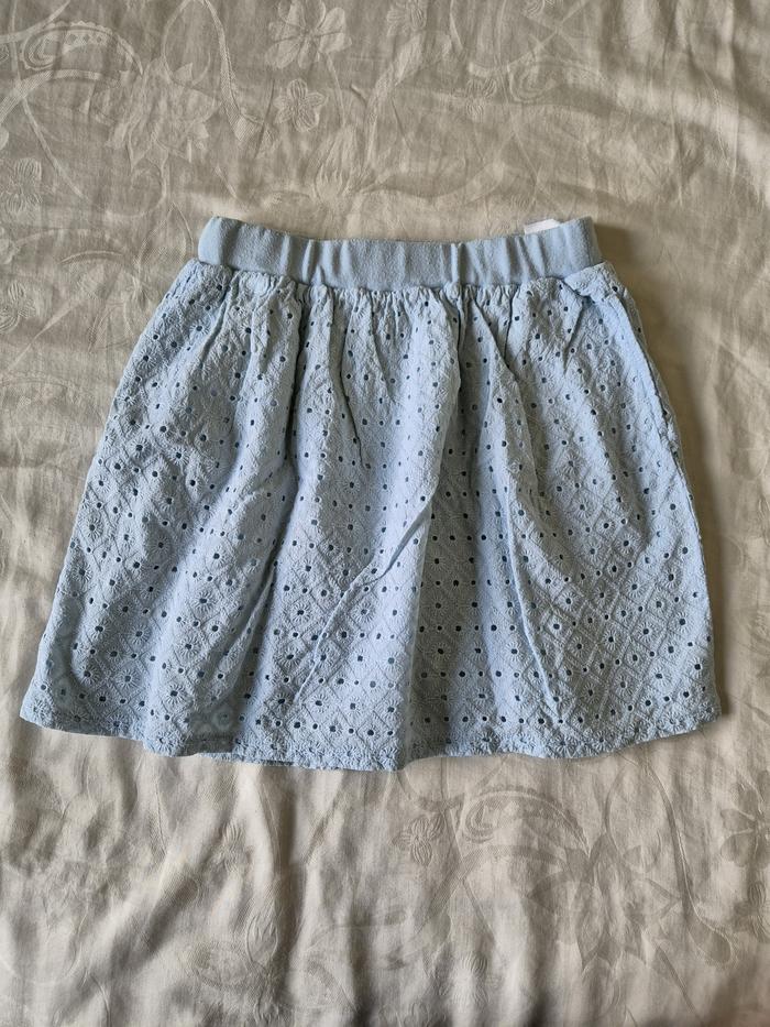 Rok/skirt preloved/bekas anak perempuan Uniqlo Biru Muda Bahan Brokat