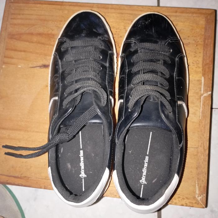 sepatu sneakers wanita merk Stradivarius size 38