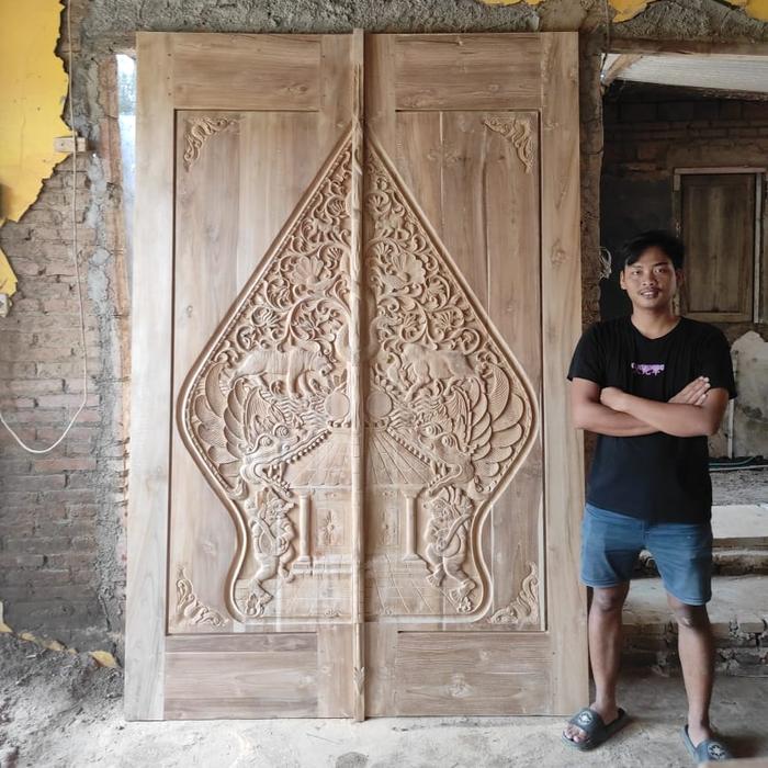 Pintu ukir wayang kelir gunungan