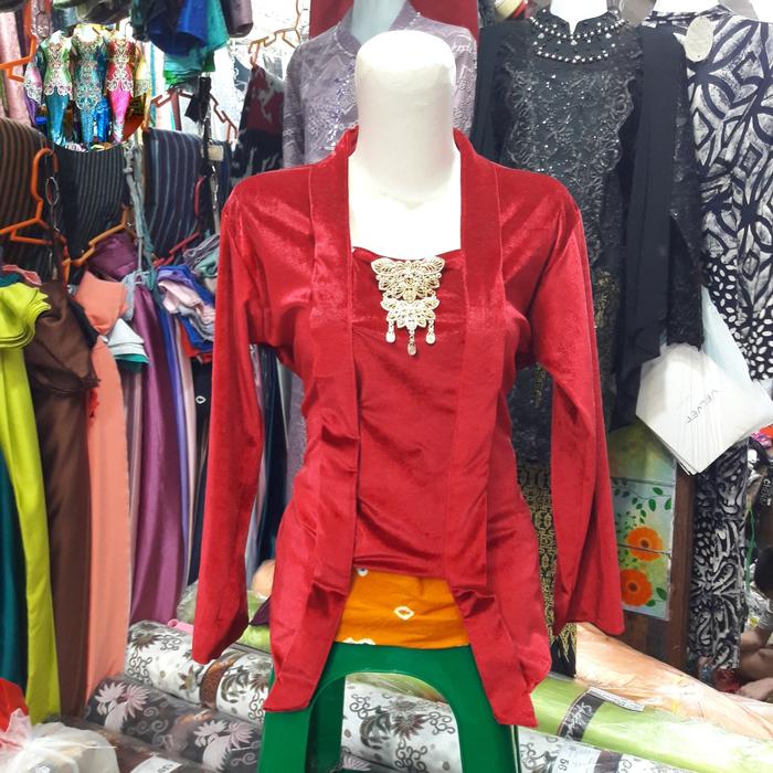 kebaya bludru wisuda modern kutu baru warna merah maroon