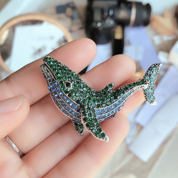 Bros Ikan Paus Biru Peniti