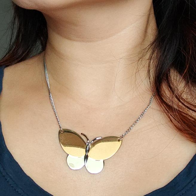 Vintage 1977 Avon Dual Tone Butterfly Pendant Necklace Kalung B18