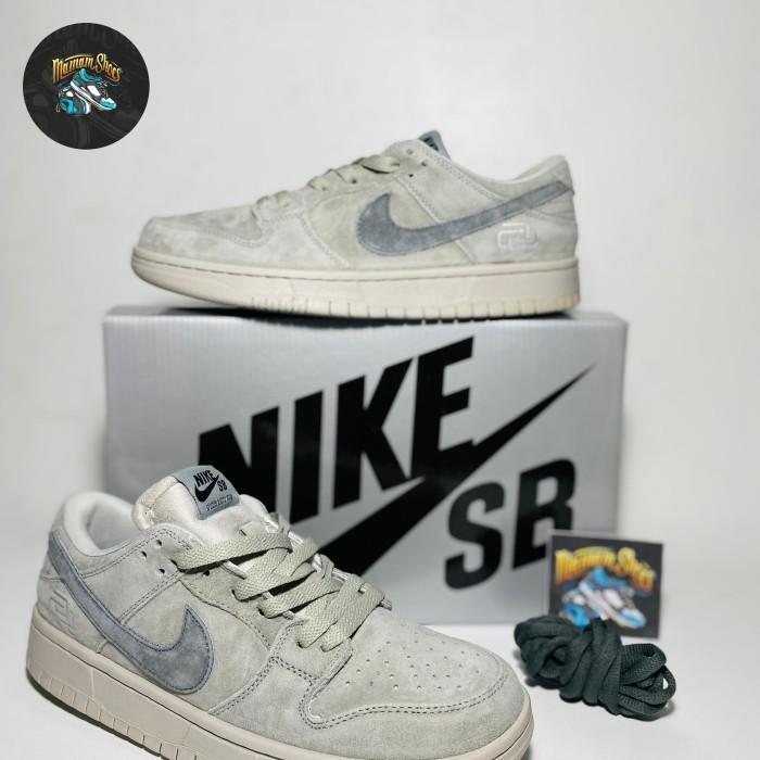 SB Dunk Low Pro QS Reigning Champ