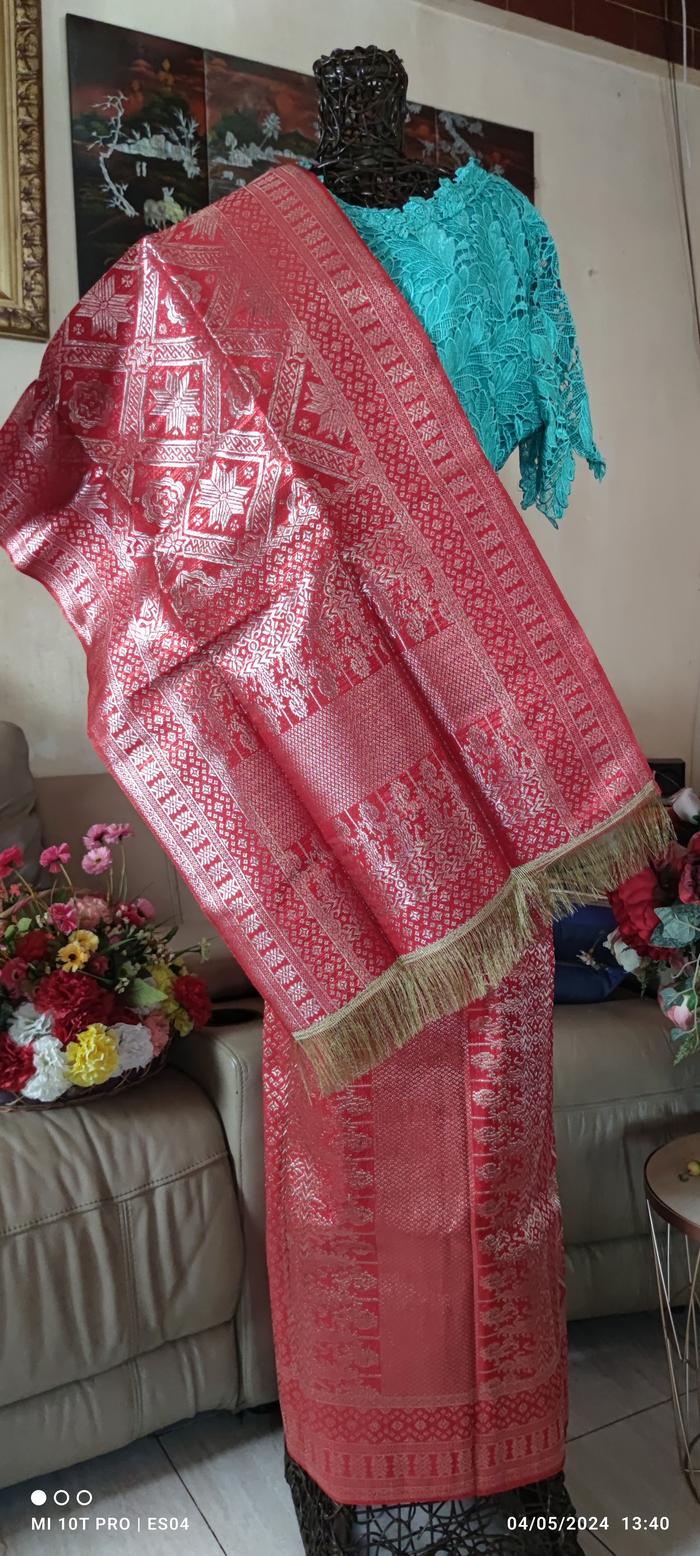HARGA TURUN NYUNGSEP - Songket Palembang ATBM Set Motif KAYU APOI SILVER , Warna DASAR MERAH CABE-BE