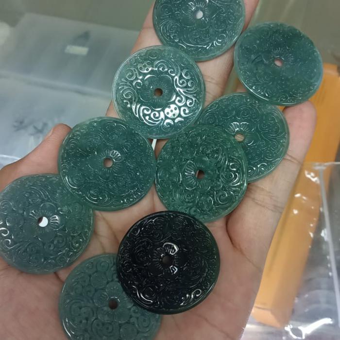 Liontin giok birma ukiran