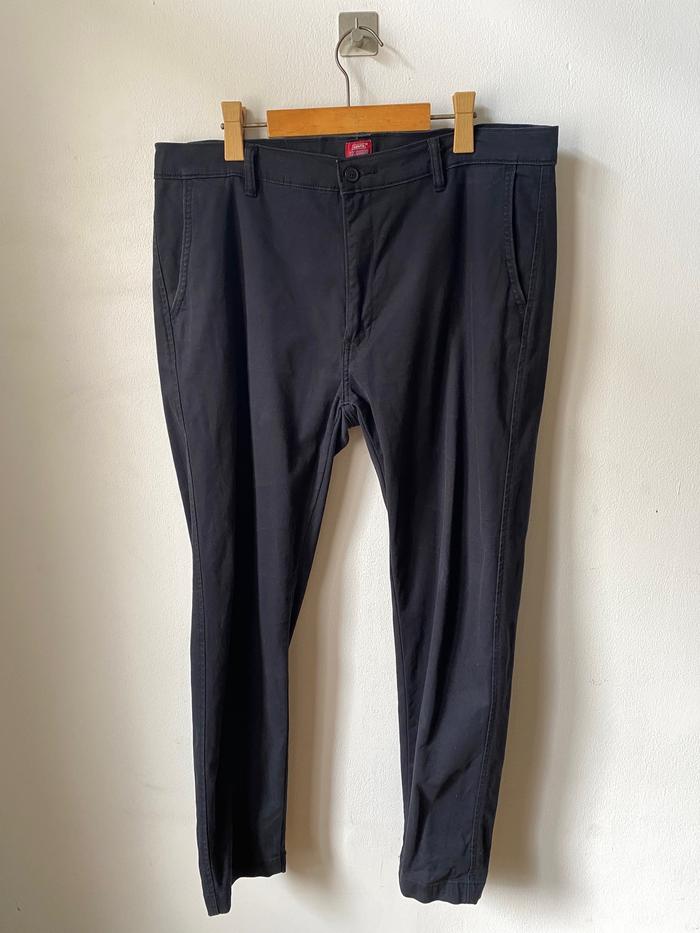 CELANA CHINO LEVIS XX STANDAR TAPPER SIZE 36 HITAM SECOND PRELOVE