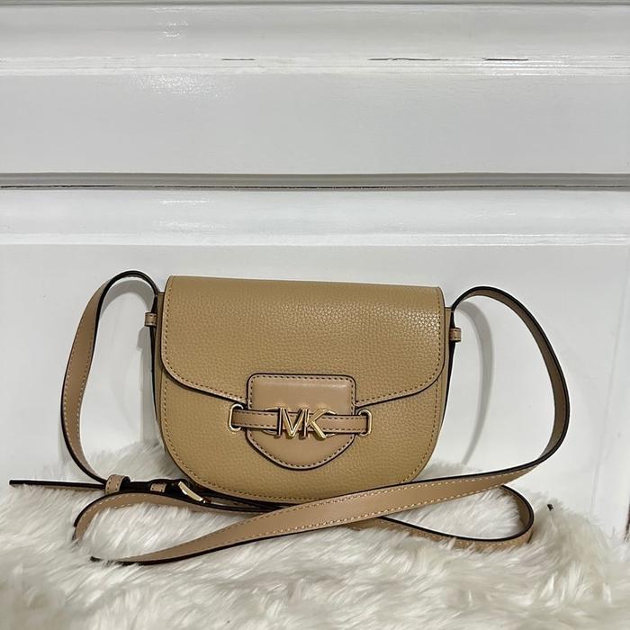 tas wanita mk reed small saddle crossbody in
