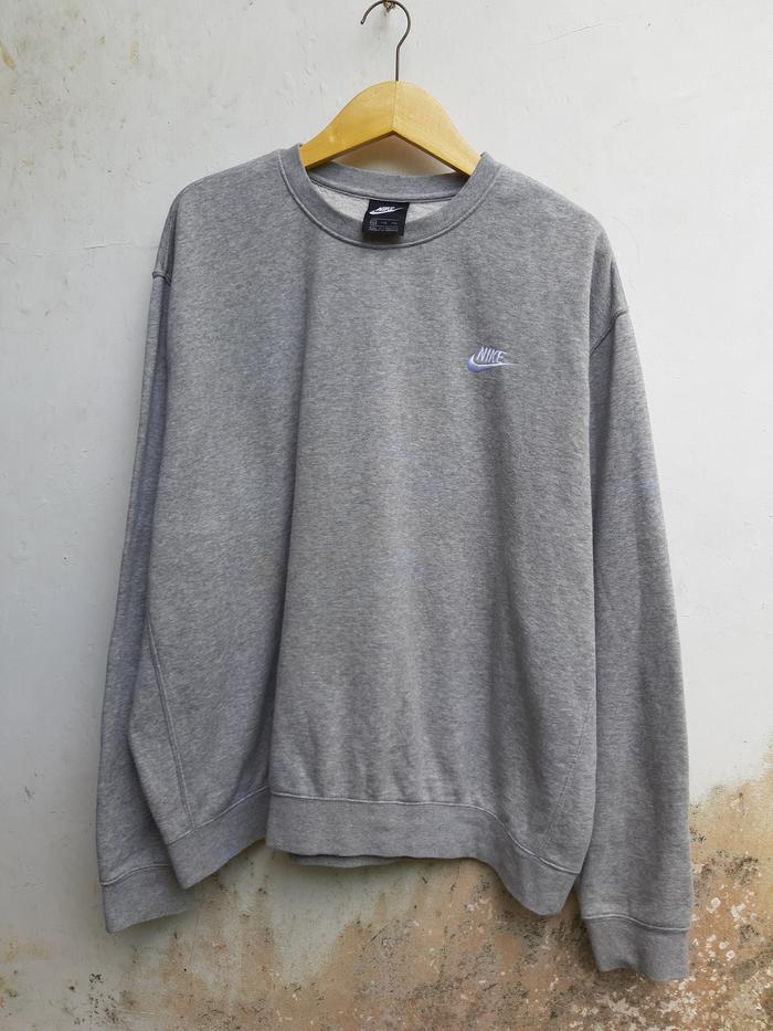 Crewneck Nike warna Abu-abu Logo Bordir Putih Made in Cambodia