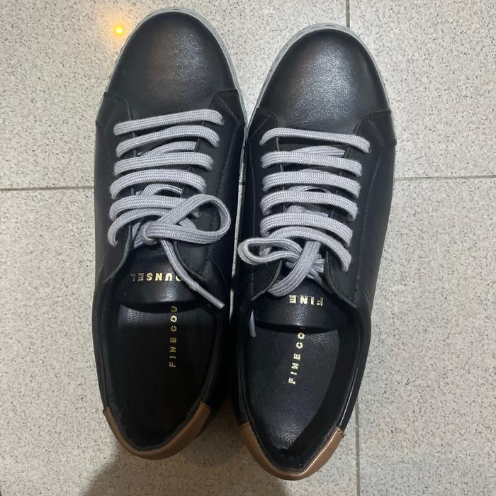 Sepatu sneaker wanita merk FINE COUNSEL (preloved)