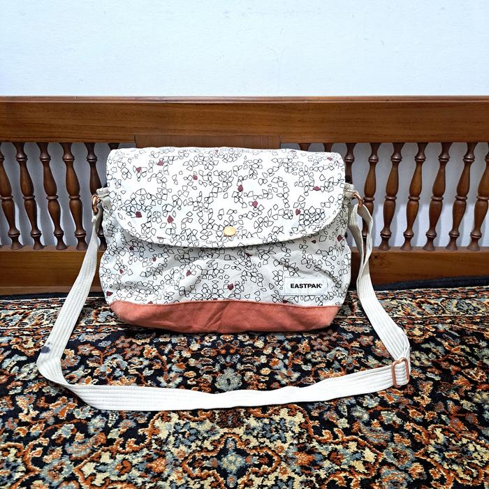 tas sling bag eastpak wanita putih pink