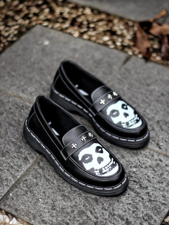 Sepatu Slip On Loafers Formal Hitam Pria Pantofel Docmart Spikes Misfits Anime Casual Kerja Kulit Or