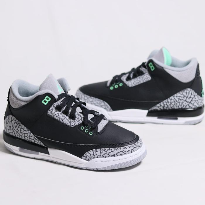 Sepatu Wanita Nike Air Jordan Retro 3 Fear Black/White Original