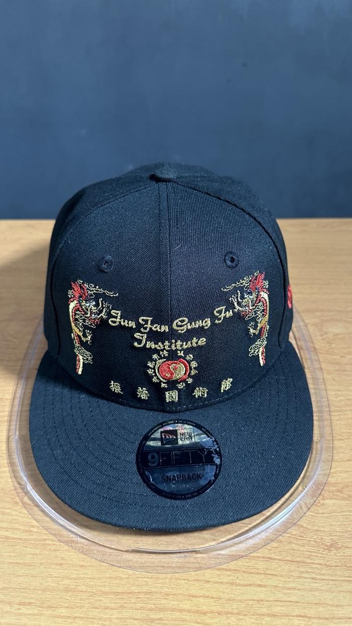 Topi New Era x Bruce Lee Jun Fun Gung Fu 9fifty Medium - Large