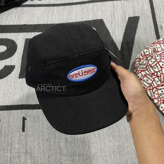 STUSSY OVAL PATCH CAMP 5 PANEL CAP HAT - BLACK | TOPI STUSSY