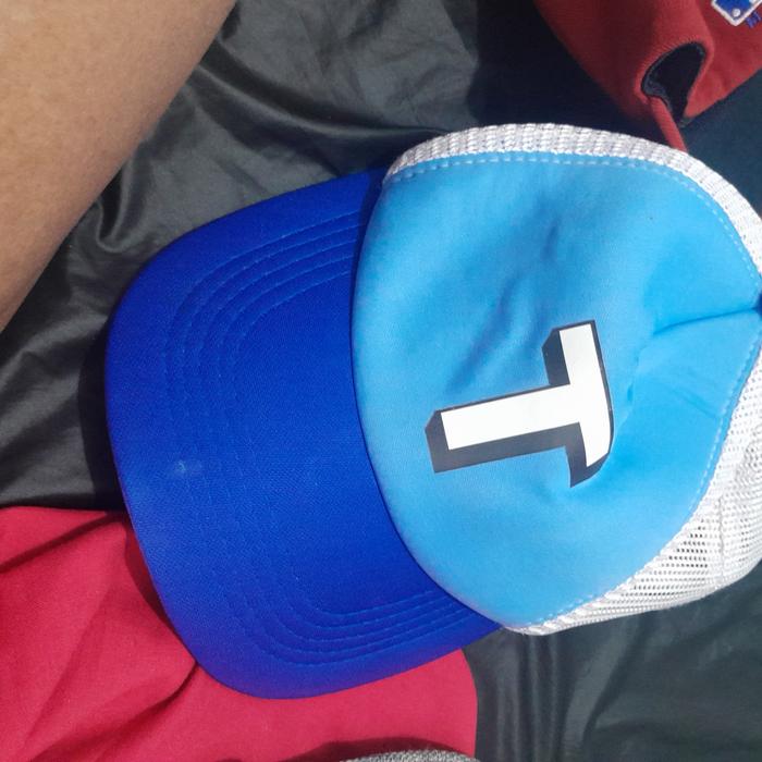 topi biru huruf t custom biasa