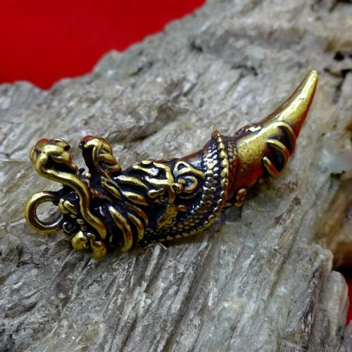 Liontin Pusaka Ampuh Taring Naga Mas Tuah Wibawa Perlindungan Pemiliknya