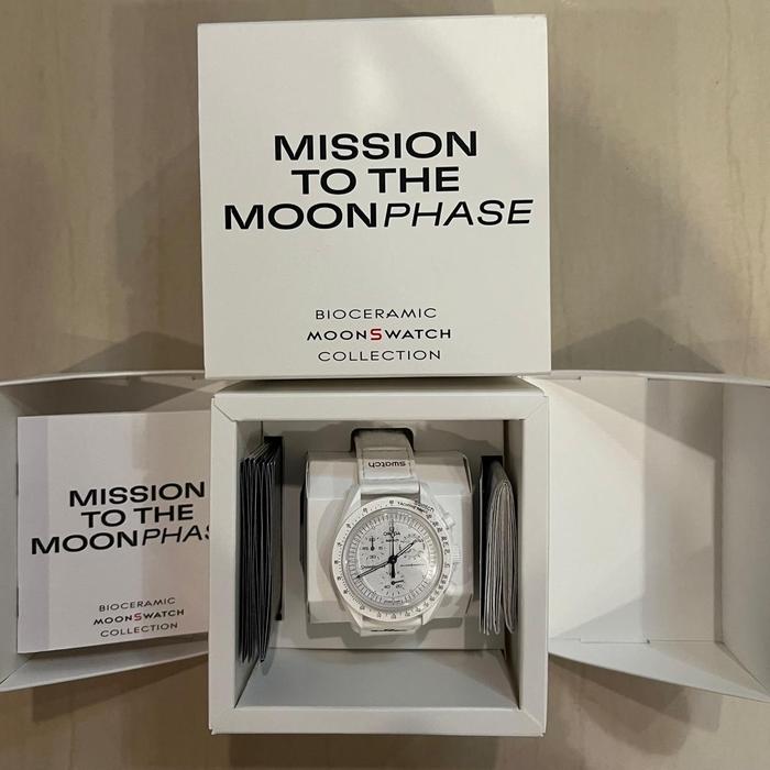 Omega x Swatch Snoopy Edition