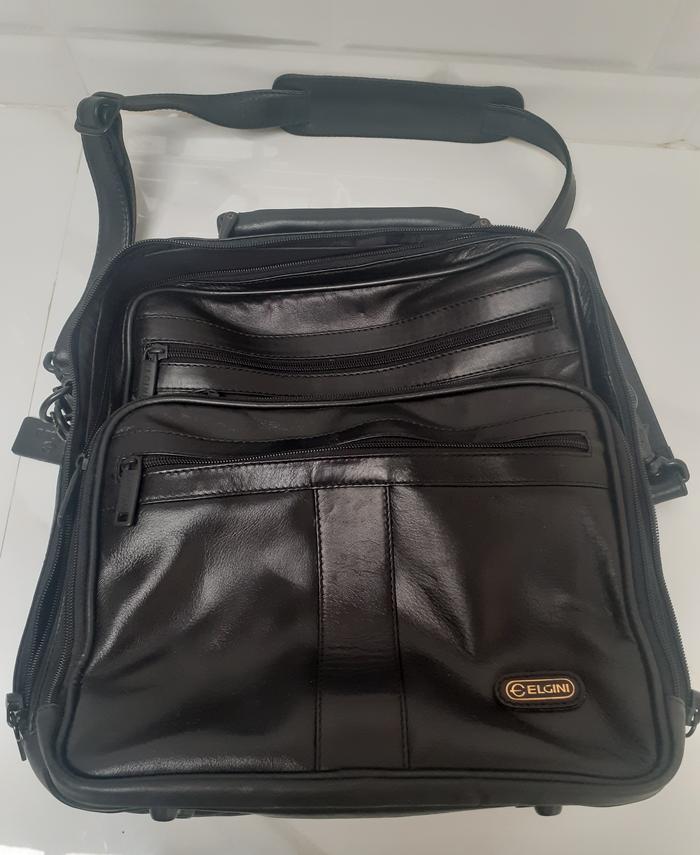 Tas Selempang Pria Hitam Bertuliskan -Elgini– Preloved