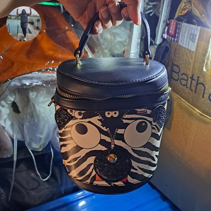 (Used) Tas bulet huer eye theme warna dasar hitam