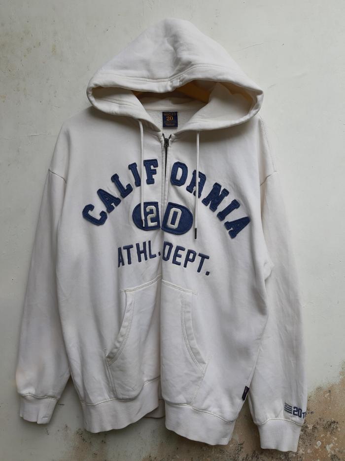 Hoodie California WHO.A.U Putih 20th Anniversary Athl. Dept. Ziphoodie Made in China