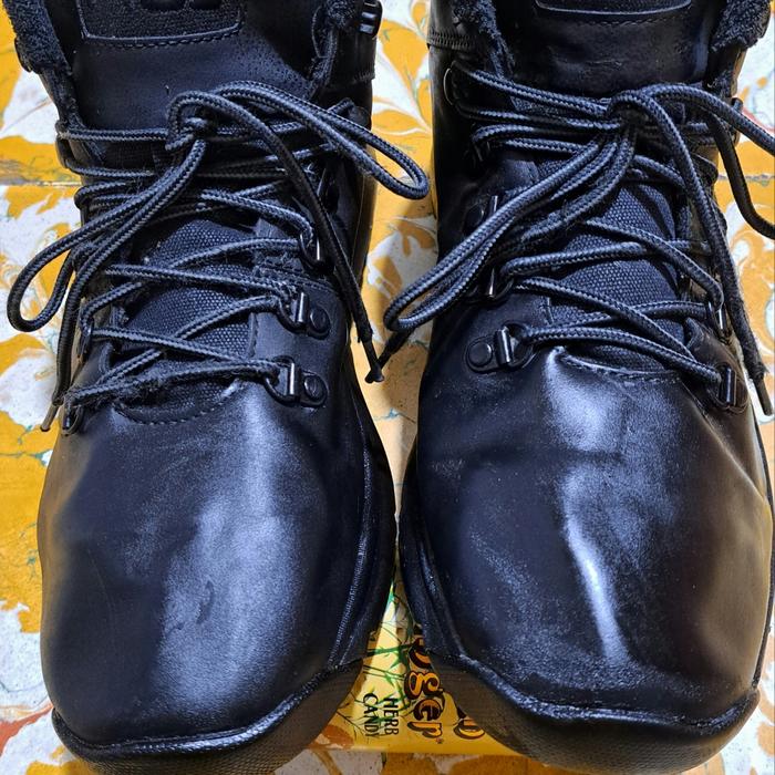 Sepatu FILA boots kulit hitam