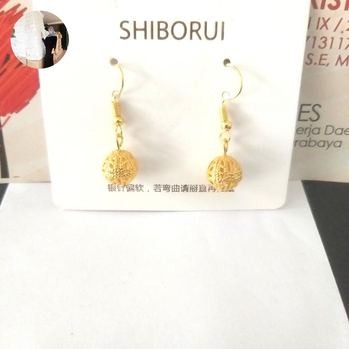 Anting bunga merah