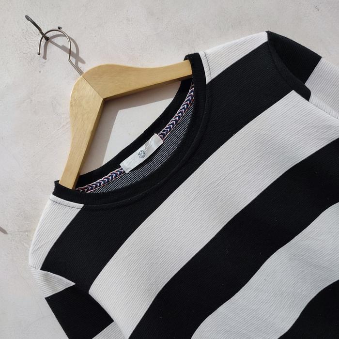 Crewneck Motif Salur Hitam Putih