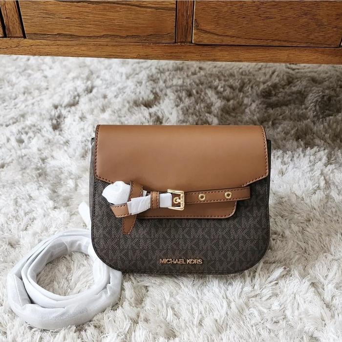 tas wanita mk emilia small saddle crossbody brown ej