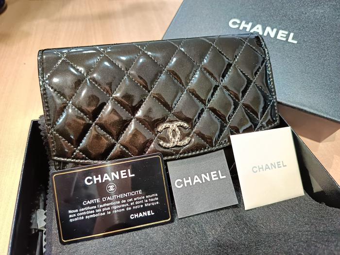 DIJUAL TAS CHANEL PATENT QUILTED BRILLIANT WALLET ON CHAIN WOC BLACK