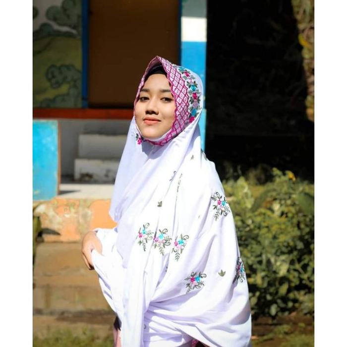 MUKENA PUTIH TERUSAN SEMI SUTERA MOTIF TABUR BUNGA MENJUNTAI INDAH BAHAN POLIMICRO, MUKENAH MINANG B