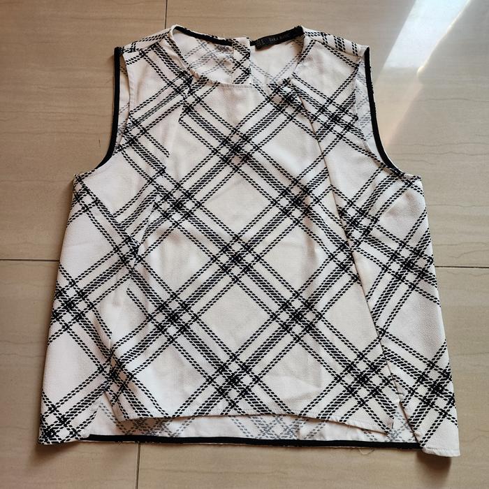 atasan putih hitam zara M
