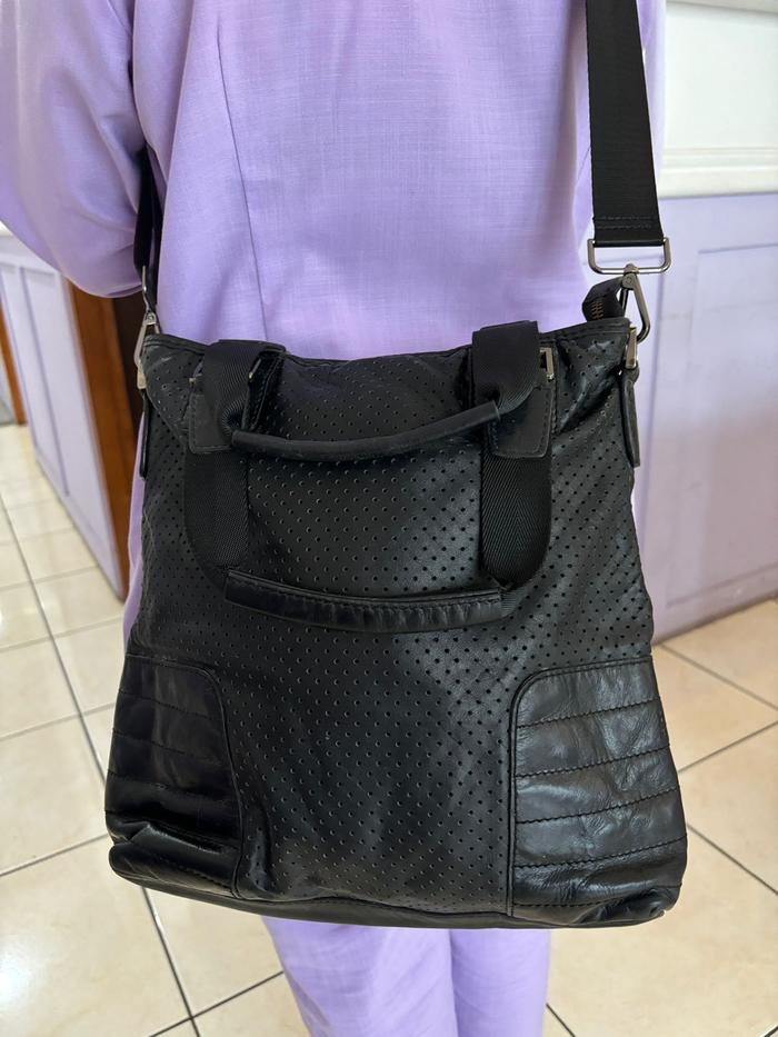 tas selempang bally pria warna Hitam